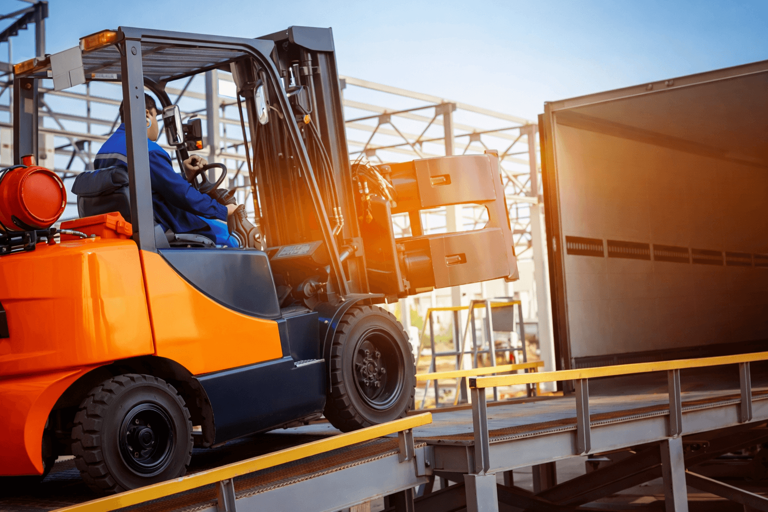 Zatrudnij operatora wózka widłowego w swojej firmie